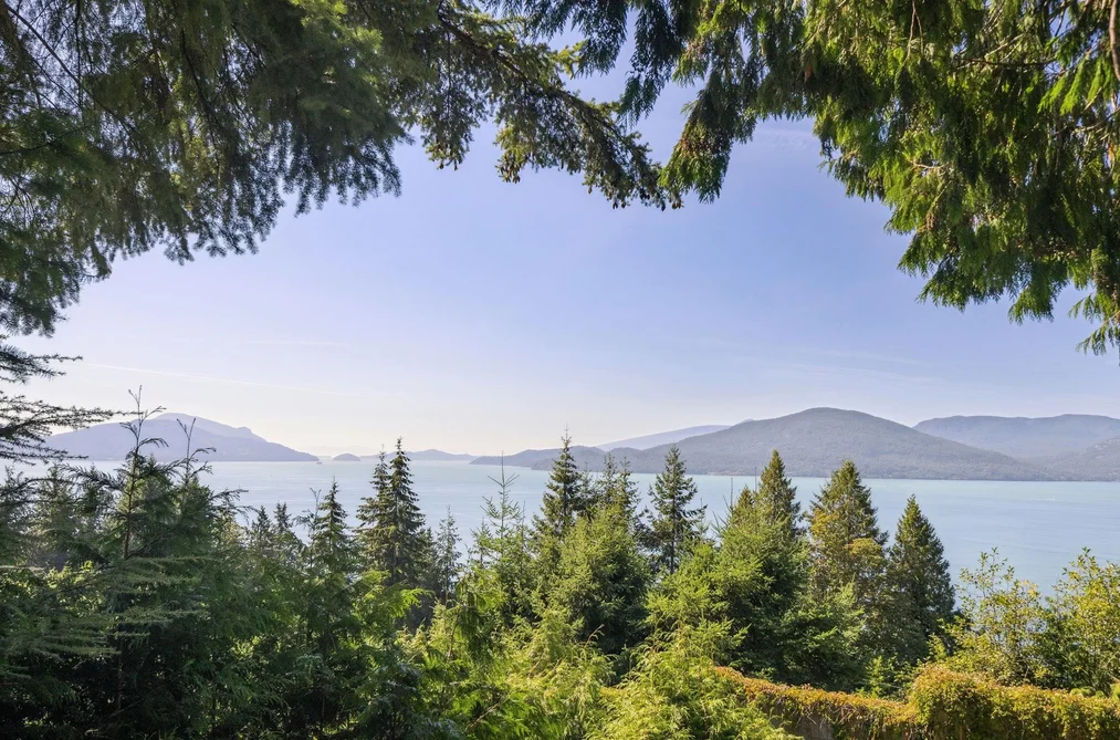 House for sale at 330 Bayview Road Lions Bay British Columbia - MLS: R3068897