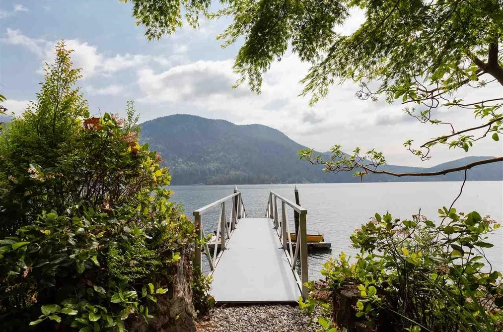 House for sale at 330 Sasamat Lane North Vancouver British Columbia - MLS: R3154444