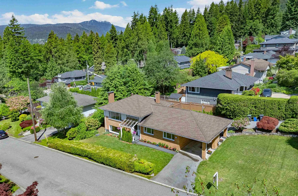 330 W BRAEMAR ROAD, North Vancouver BC V7N 2T5, North Vancouver BC — Residential for Sale — Photo 2 of 25