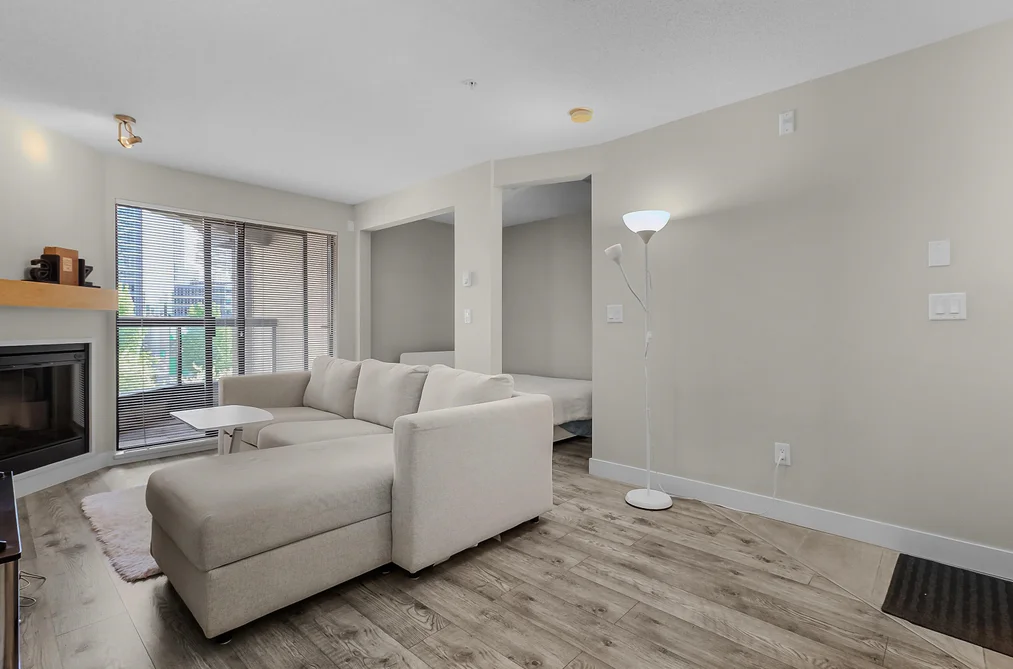 Condo for sale at 331 10838 City Parkway Surrey British Columbia - MLS: R3129598