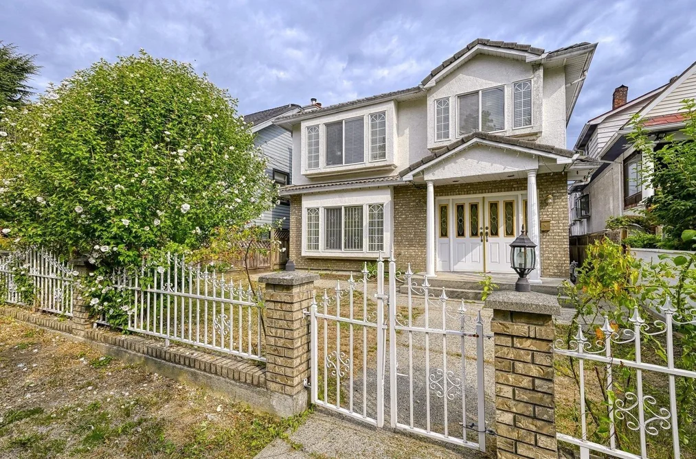 House for sale at 3315 Charles Street Vancouver British Columbia - MLS: R3137726
