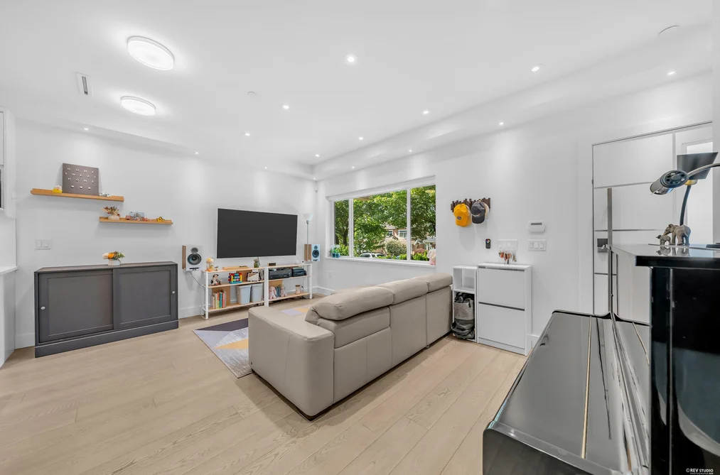 3342 E 24TH AVENUE, Vancouver, BC — Residential for Sale — Photo 3 of 38