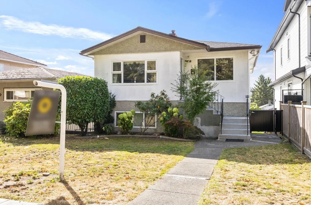 House for sale at 3350 E 8 Avenue Vancouver British Columbia - MLS: R3165837