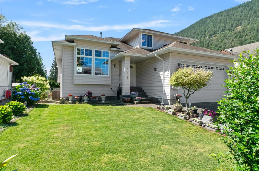 House for sale at 336 Chestnut Avenue Harrison Hot Springs British Columbia - MLS: R3117898