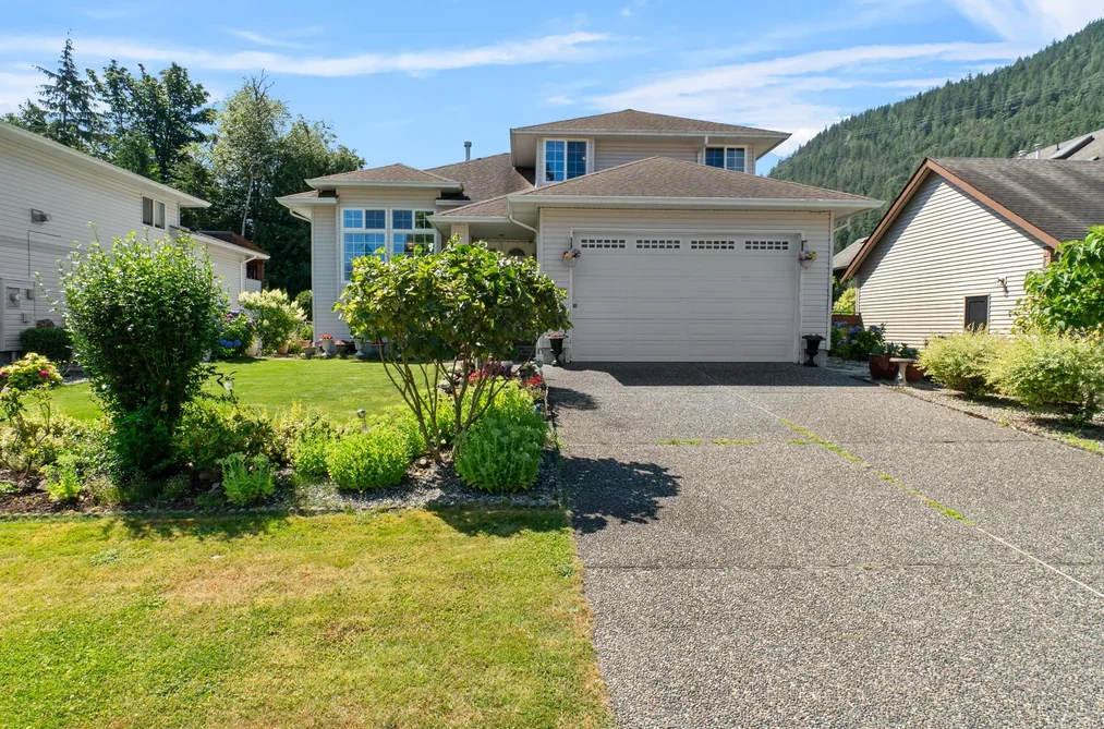 336 CHESTNUT AVENUE, Harrison Hot Springs BC V0M 1K0, Harrison Hot Springs BC — Residential for Sale - Photo 2