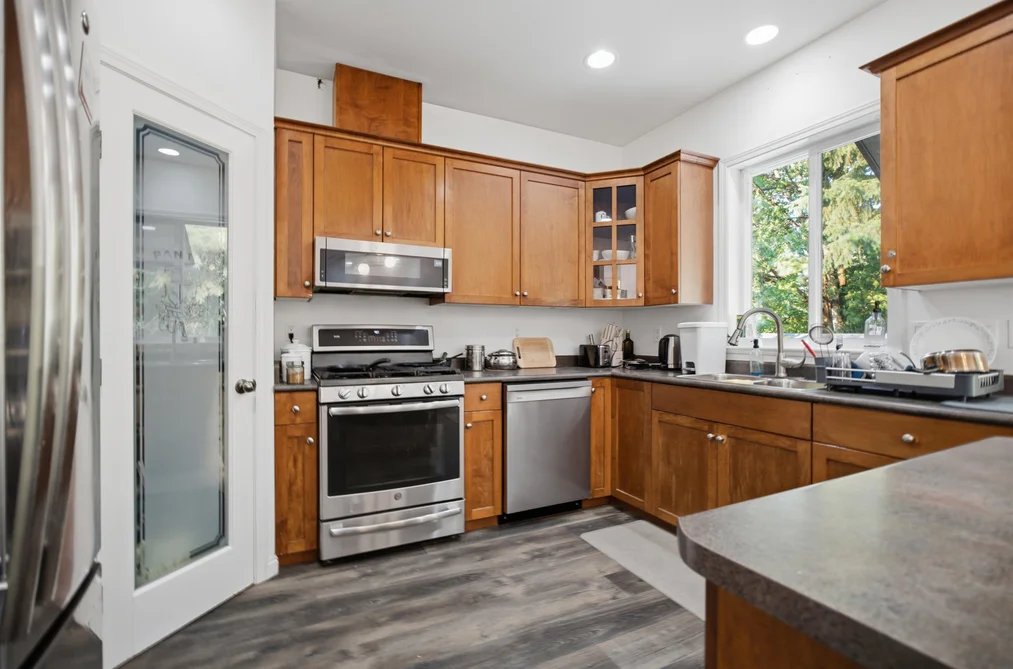 33883 Hollister Place, Mission, BC - House for Sale - Photo 10 of 35 33883 Hollister Place, Mission, BC - House for Sale - Photo 10 of 35