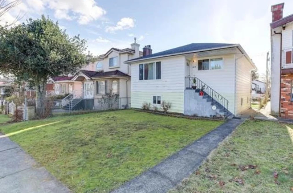 House for sale at 3416 Monmouth Avenue Vancouver British Columbia - MLS: R3137356
