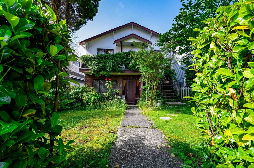 House for sale at 3439 Dundas Street Vancouver British Columbia - MLS: R3132675