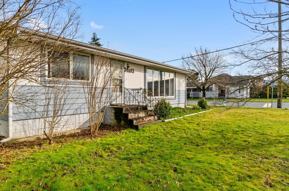 House for sale at 34693 2nd Avenue Abbotsford British Columbia - MLS: R3111834