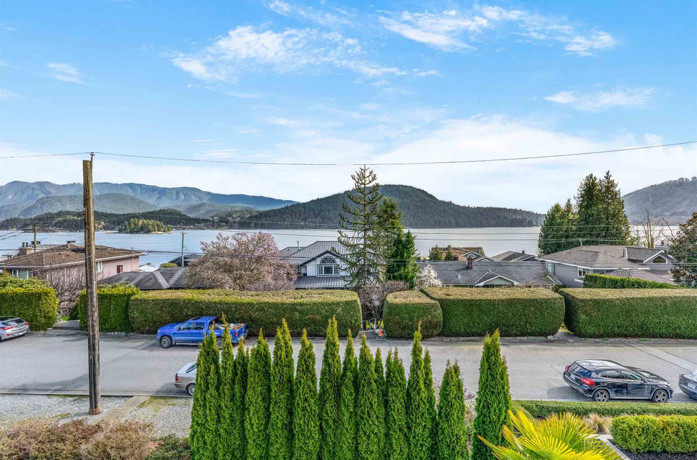 House for sale at 351 Beachview Drive North Vancouver British Columbia - MLS: R3103655