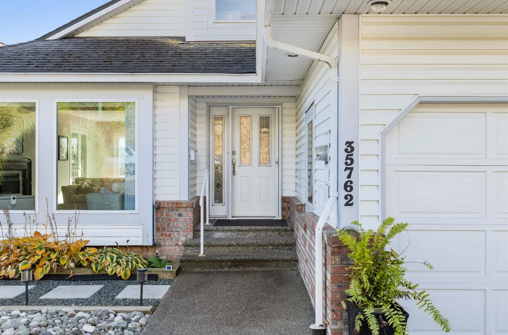 35762 Canterbury Avenue, Abbotsford, BC - MLS: R3179482 - Photo 3 35762 Canterbury Avenue, Abbotsford, BC - MLS: R3179482 - Photo 3
