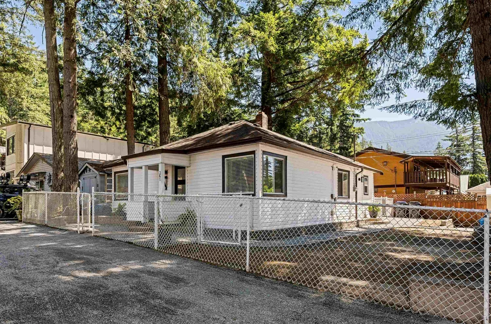 361 PINE STREET, Cultus Lake, BC — Residential for Sale — Photo 3 of 30
