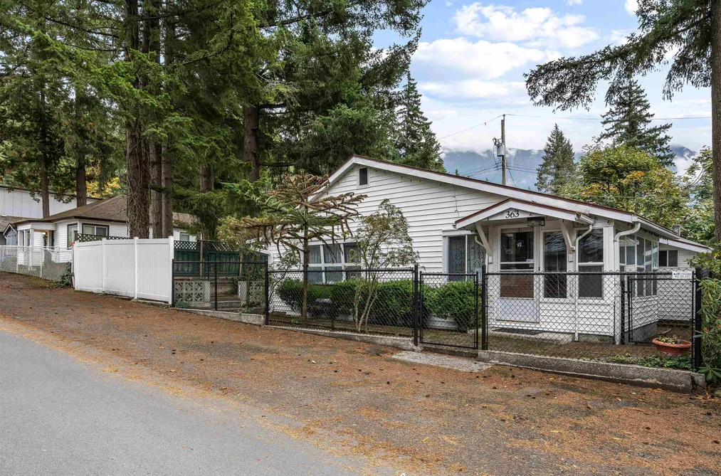 House for sale at 363 Pine Street Cultus Lake British Columbia - MLS: R3082304