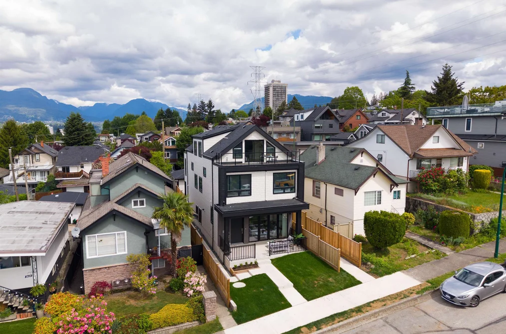 1 3645 DUNDAS STREET, Vancouver BC V5K 1S3, Vancouver BC — Residential for Sale - Photo 2