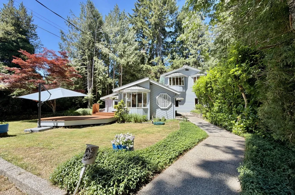 House for sale at 3658 Beach Avenue Roberts Creek British Columbia - MLS: R3136256