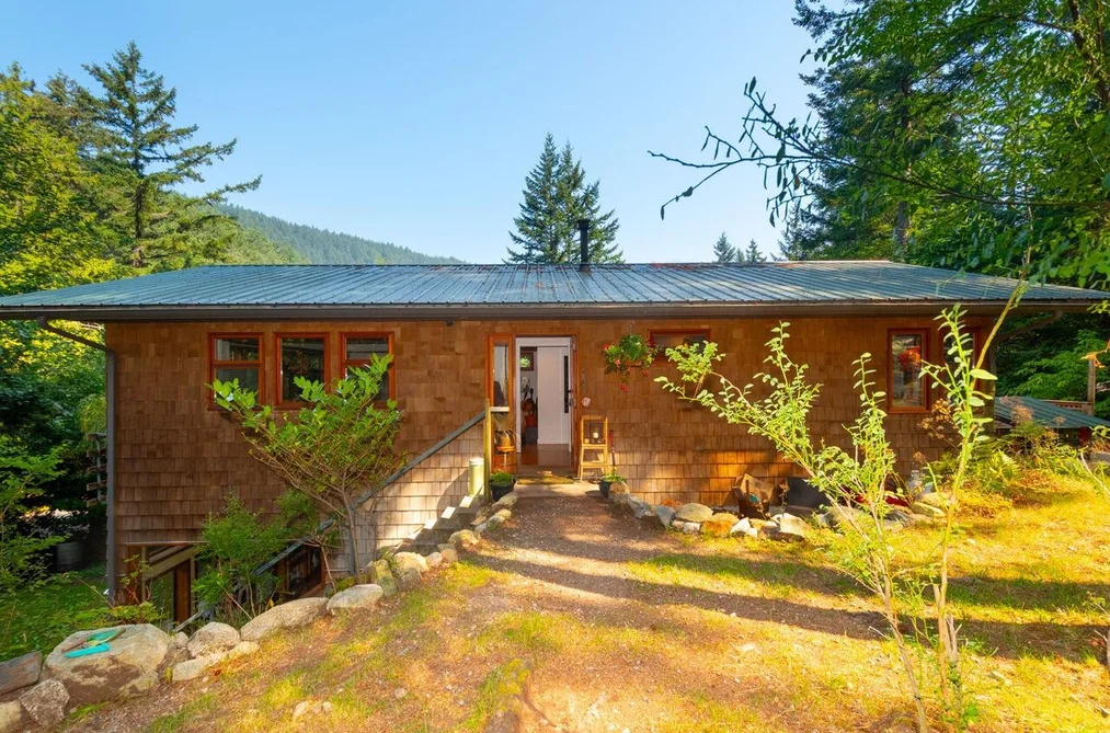House for sale at 368 Eagles Nest Road Bowen Island British Columbia - MLS: R3154354
