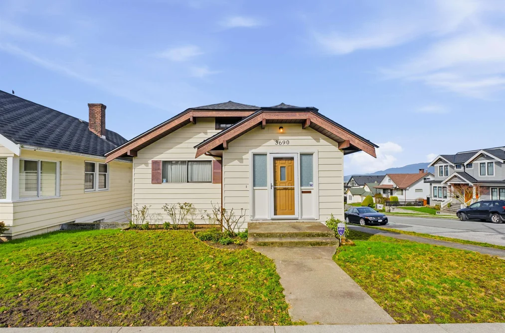 House for sale at 3690 Dundas Street Vancouver British Columbia - MLS: R3104123