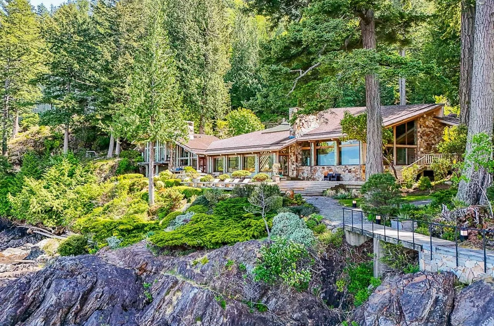 House for sale at 370-374 Smugglers Cove Road Bowen Island British Columbia - MLS: R3121566