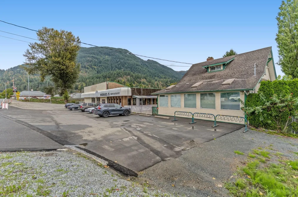 37165-37191 Lougheed Hwy, Mission, BC - MLS: R3175030