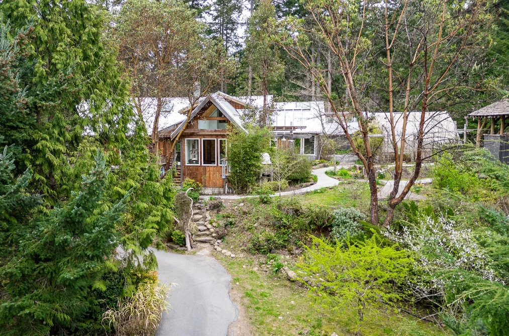 House for sale at 375 Village Bay Road Mayne Island British Columbia - MLS: R3111707