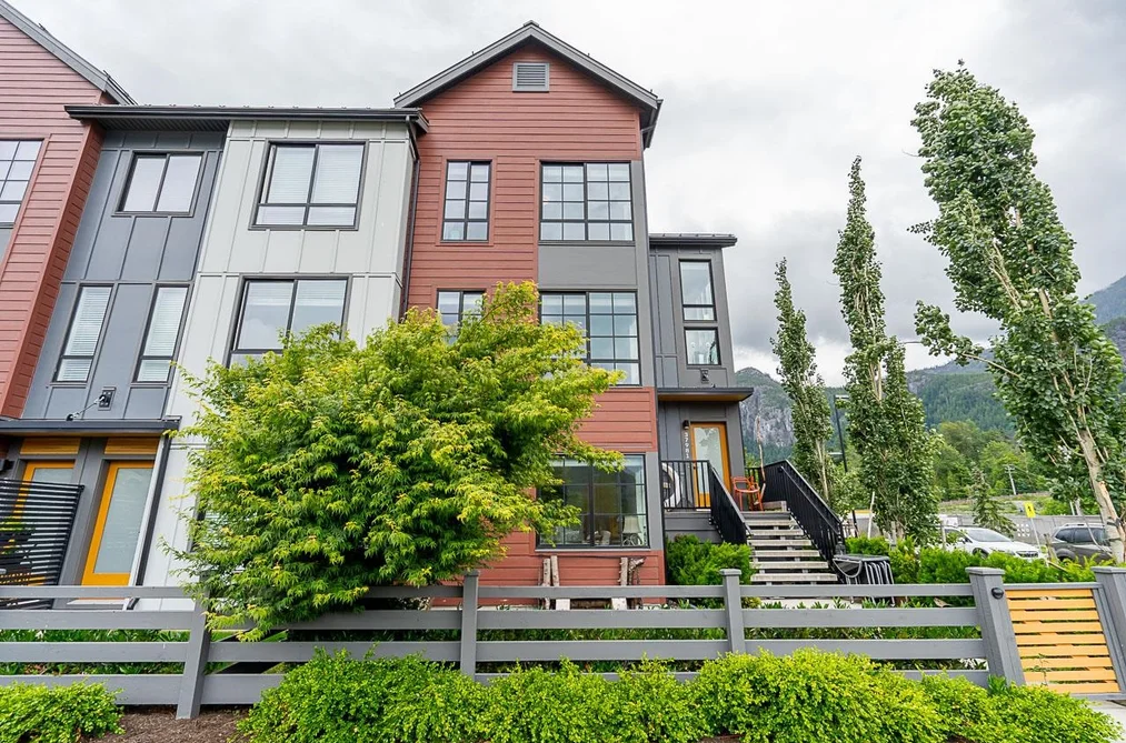 Townhouse for sale at 37981 Helm Way Squamish British Columbia - MLS: R3088582