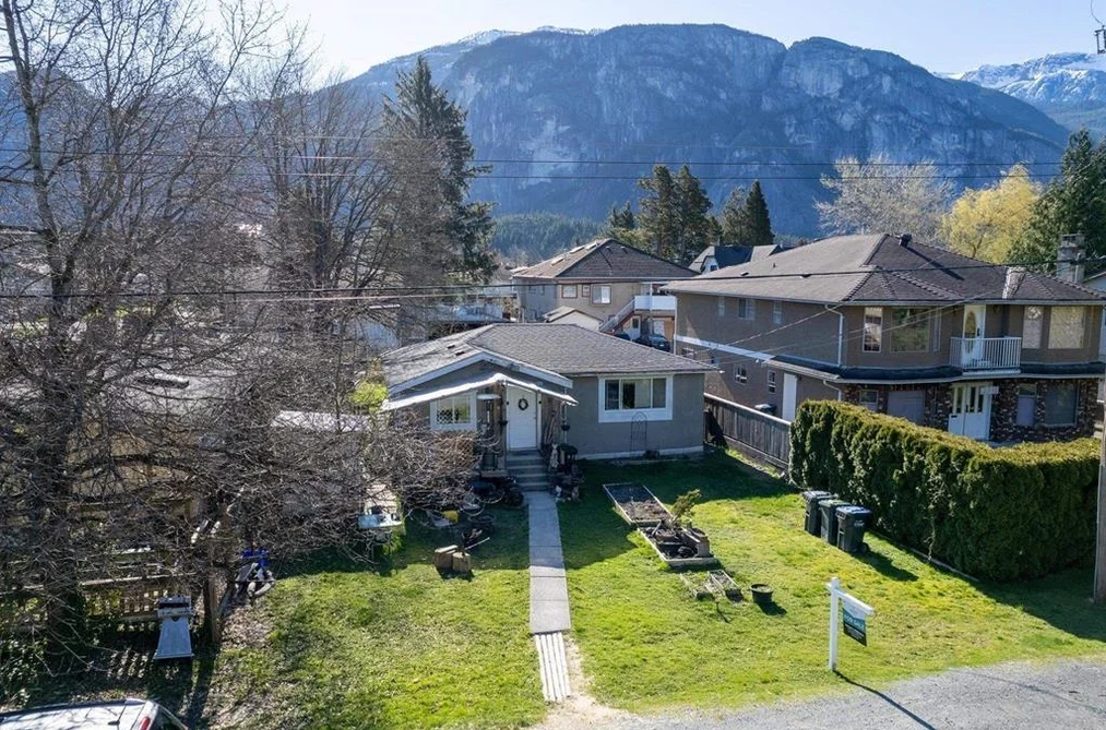 37986 SIXTH AVENUE, Squamish BC V8B 0A4, Squamish BC — Residential for Sale - Photo 2