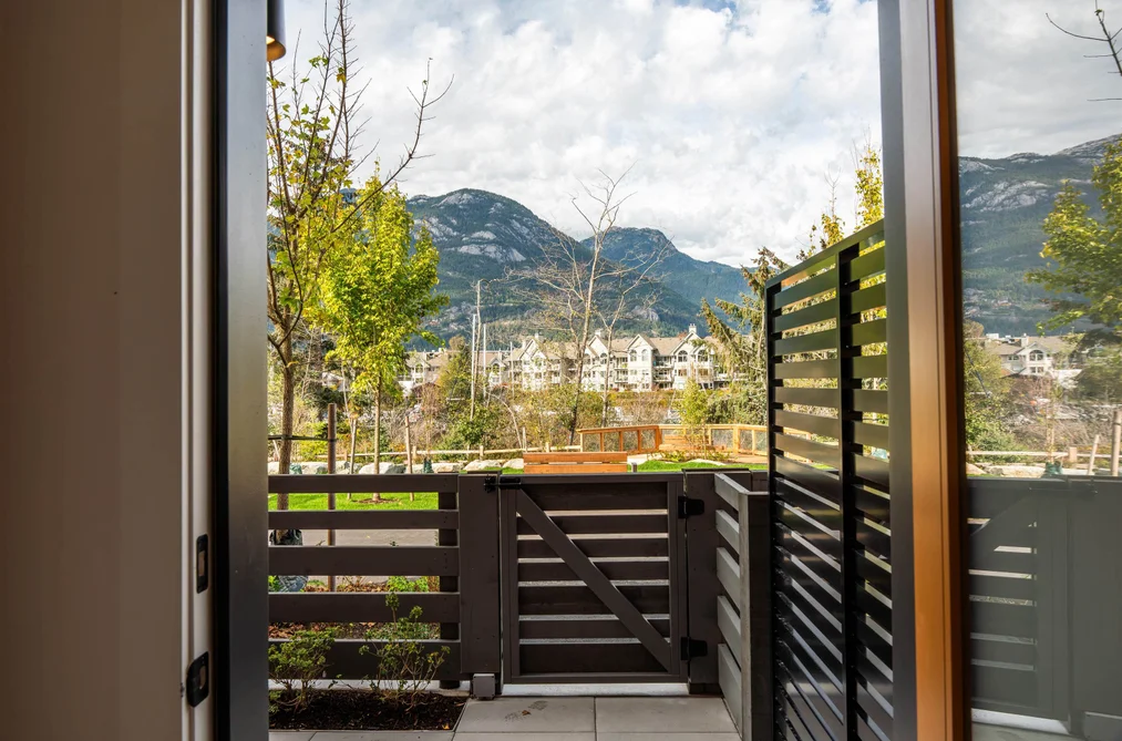 38067 HELM WAY, Squamish BC V8B 1A8, Squamish BC — Residential for Sale - Photo 2