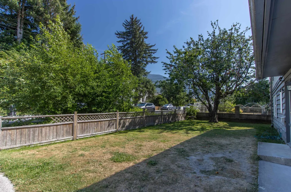 38069 FIFTH AVENUE, Squamish BC V0N 1T0, Squamish BC — Residential for Sale - Photo 2