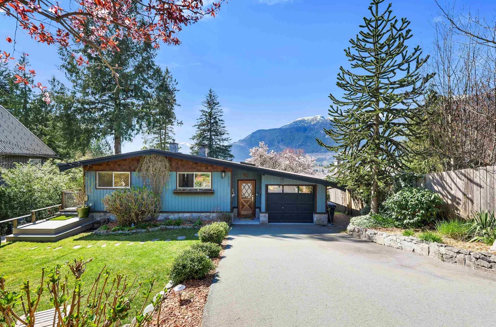 House for sale at 38263 View Place Squamish British Columbia - MLS: R3110699