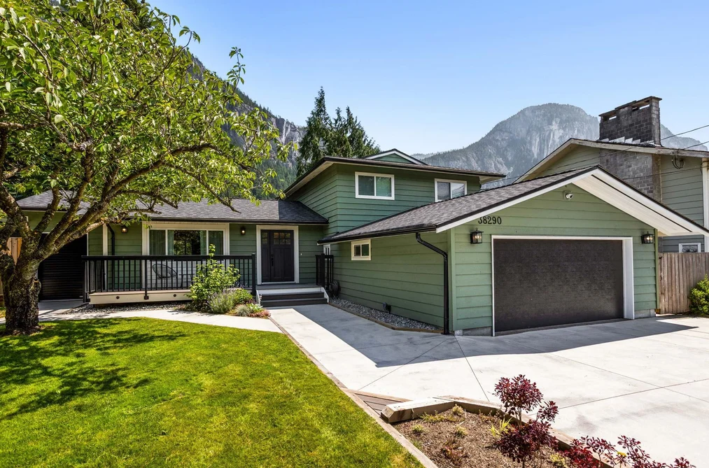 House for sale at 38290 Chestnut Avenue Squamish British Columbia - MLS: R3144854