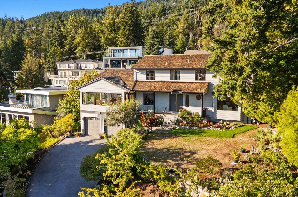 House for sale at 3845 Southridge Avenue West Vancouver British Columbia - MLS: R3163380