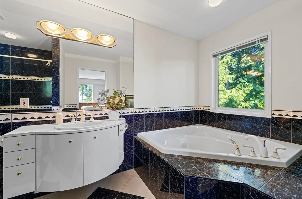 3845 Southridge Avenue, West Vancouver, BC - MLS: R3163380 - Photo 19 3845 Southridge Avenue, West Vancouver, BC - MLS: R3163380 - Photo 19