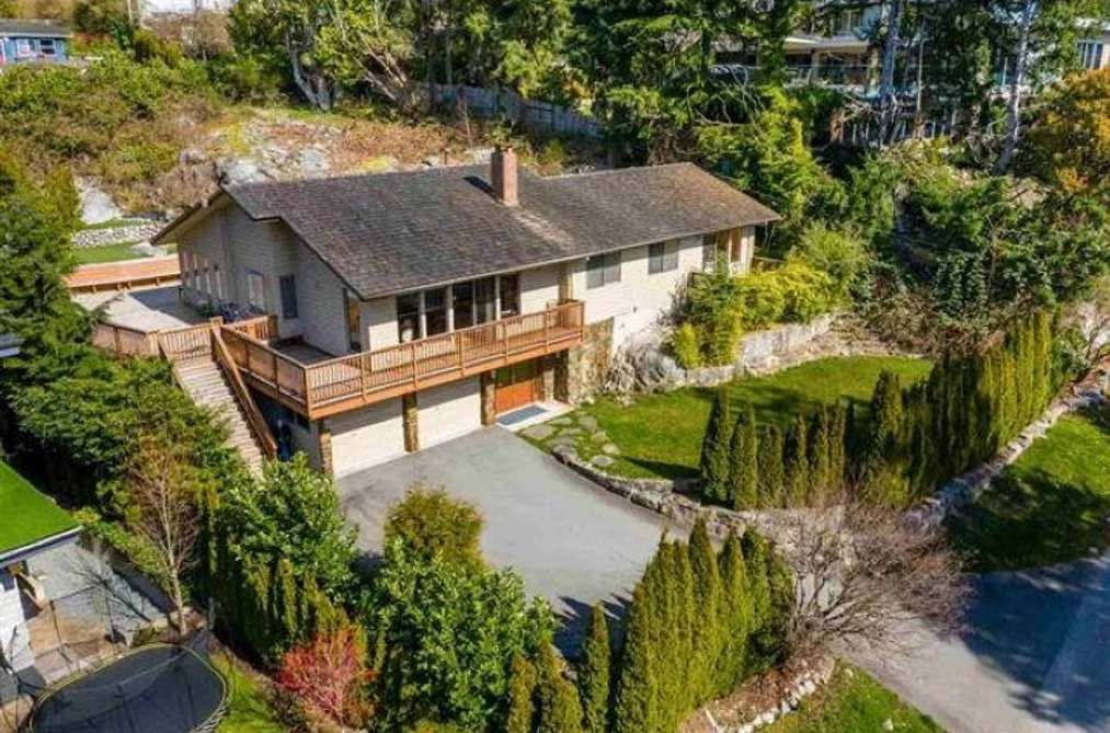 House for sale at 3895 Southridge Avenue West Vancouver British Columbia - MLS: R3080574