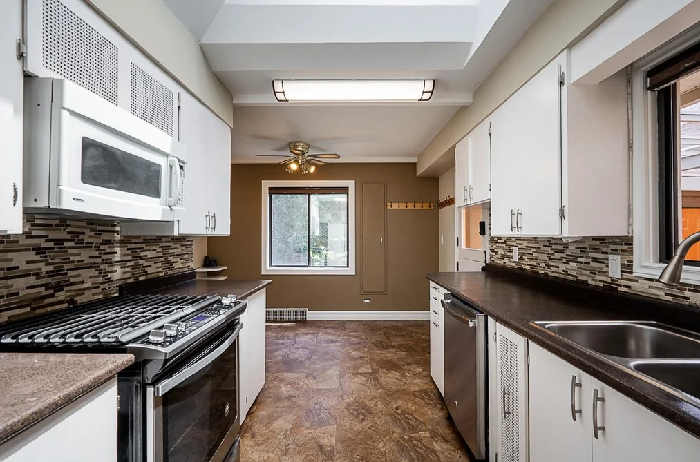 3896 ELMWOOD STREET, Burnaby BC V5G 1S1, Burnaby BC — Residential for Sale — Photo 10 of 40