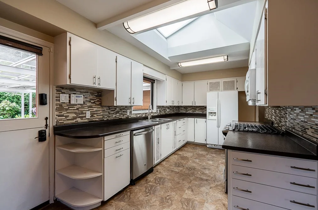 3896 ELMWOOD STREET, Burnaby BC V5G 1S1, Burnaby BC — Residential for Sale — Photo 8 of 40