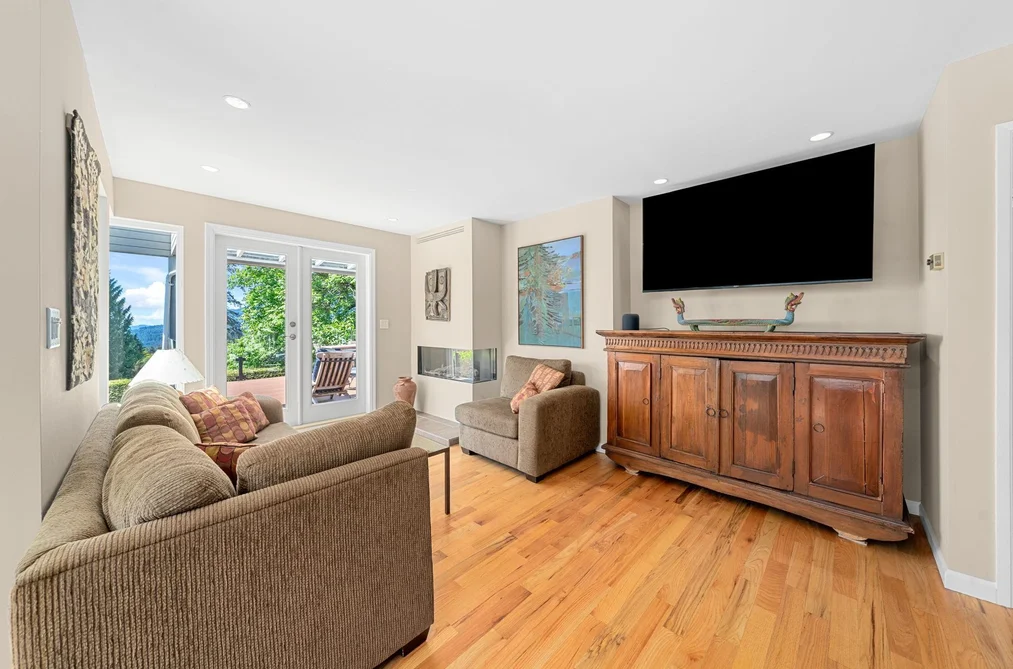 3961 St. Albans Avenue, North Vancouver, BC - House for Sale - Photo 13 of 40 3961 St. Albans Avenue, North Vancouver, BC - House for Sale - Photo 13 of 40