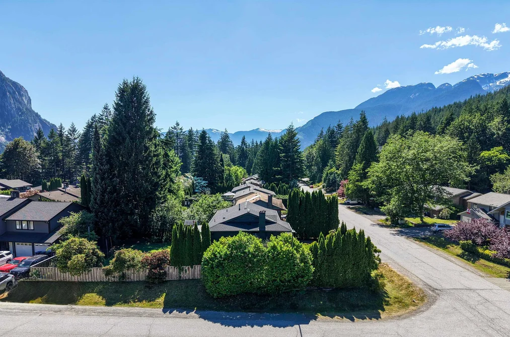 40011 PLATEAU DRIVE, Squamish, BC — Residential for Sale — Photo 32 of 39