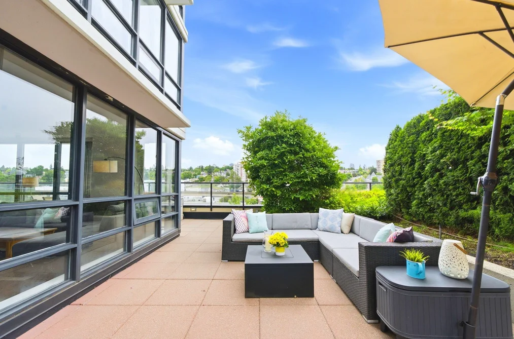401 1 RENAISSANCE SQUARE, New Westminster BC V3M 0B6, New Westminster BC — Residential for Sale - Photo 2