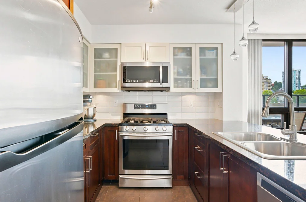 401 1 RENAISSANCE SQUARE, New Westminster BC V3M 0B6, New Westminster BC — Residential for Sale — Photo 4 of 37