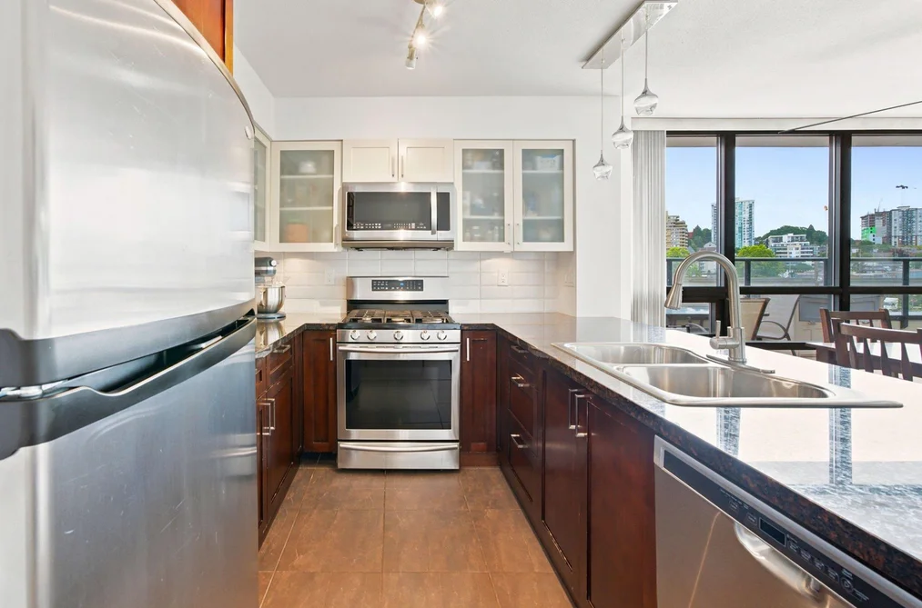 401 1 RENAISSANCE SQUARE, New Westminster BC V3M 0B6, New Westminster BC — Residential for Sale — Photo 5 of 37