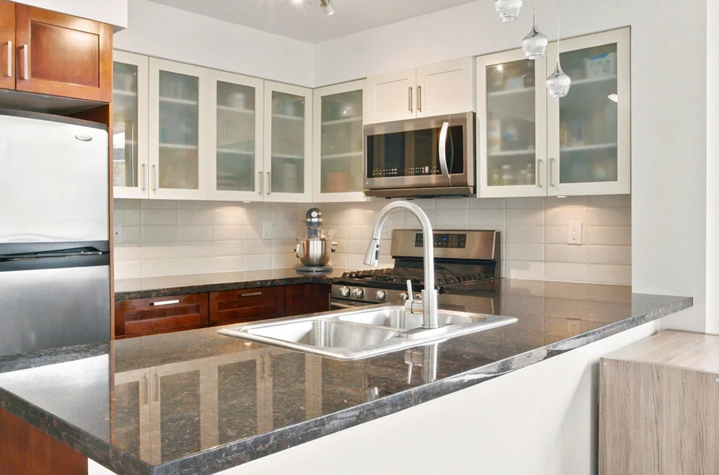 401 1 RENAISSANCE SQUARE, New Westminster BC V3M 0B6, New Westminster BC — Residential for Sale — Photo 6 of 37