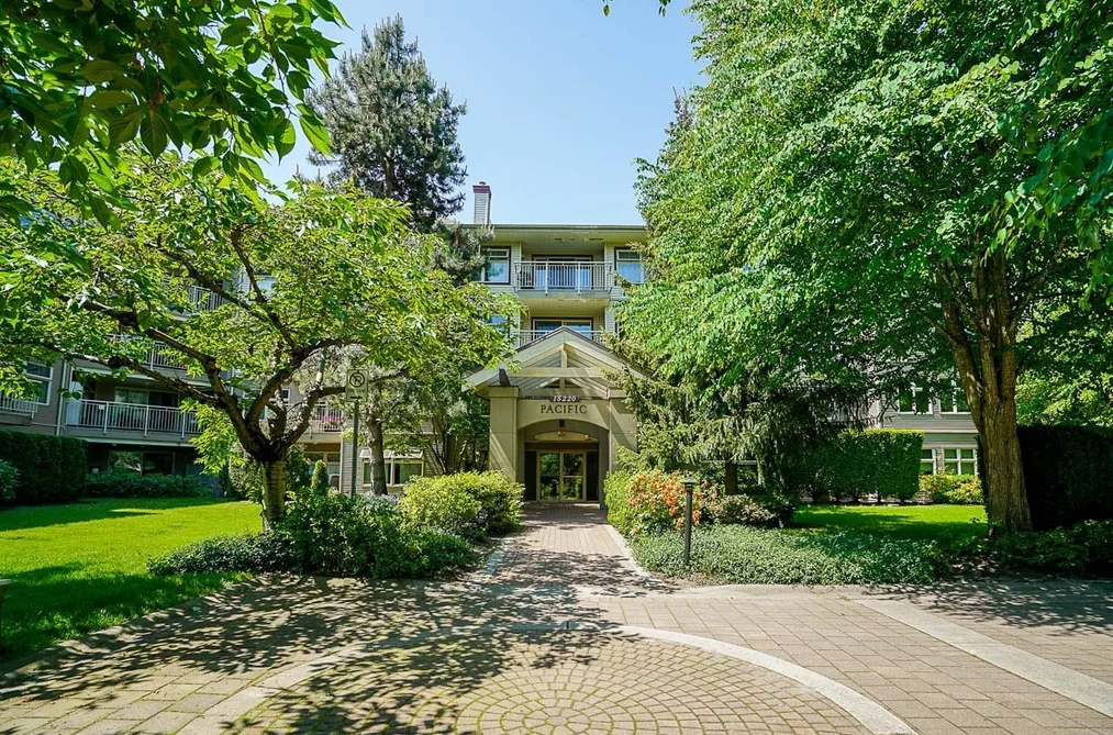 Condo for sale at 401 15220 Guildford Drive Surrey British Columbia - MLS: R3157472