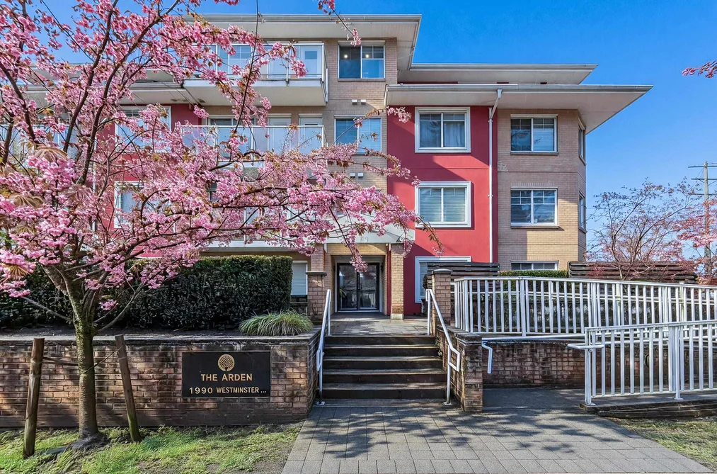 Condo for sale at 401 1990 Westminster Avenue Port Coquitlam British Columbia - MLS: R3113754
