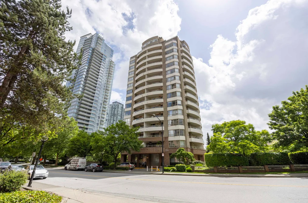 Condo for sale at 401 4830 Bennett Street Burnaby British Columbia - MLS: R3132395