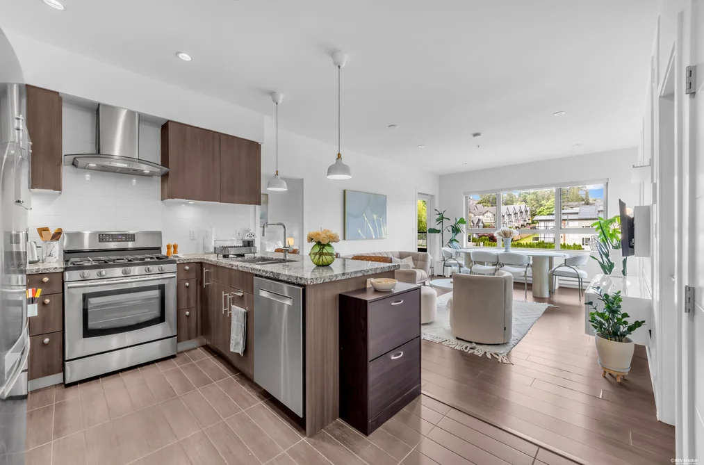 Condo for sale at 401 5688 Hastings Street Burnaby British Columbia - MLS: R3157367