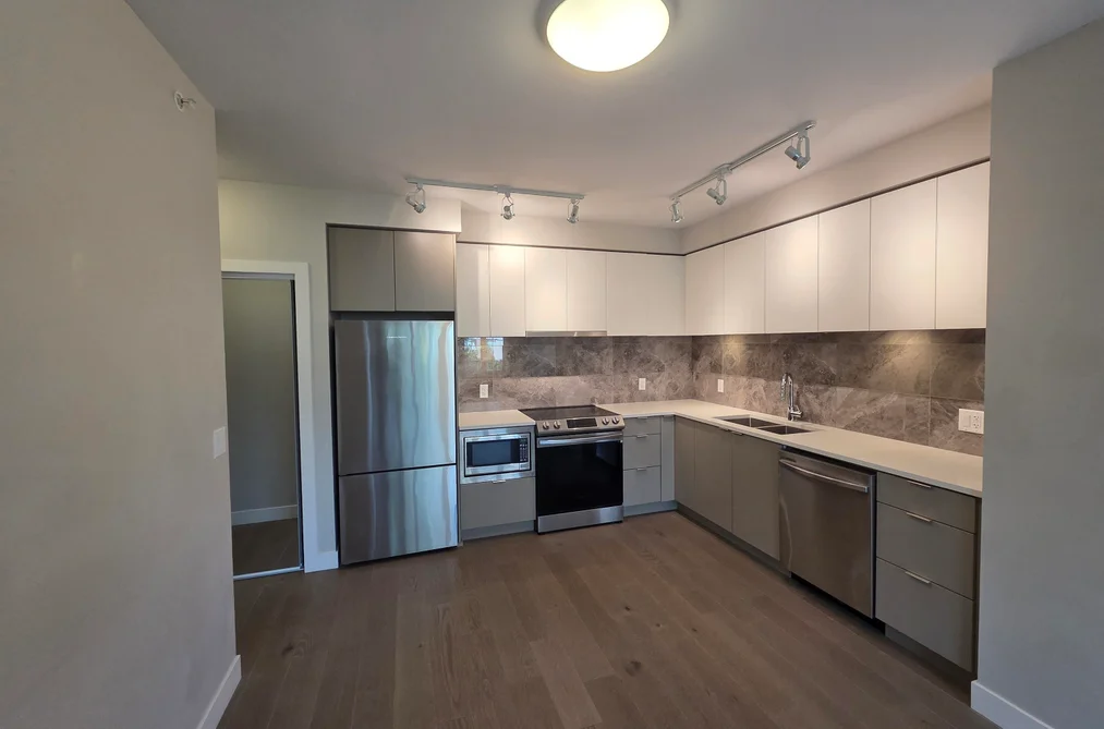 Condo for sale at 401 8725 University Crescent Burnaby British Columbia - MLS: R3158556