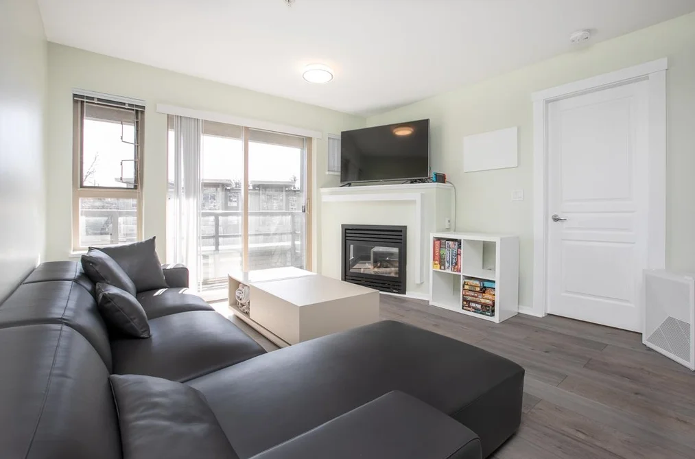 Condo for sale at 401 9319 University Crescent Burnaby British Columbia - MLS: R3102941