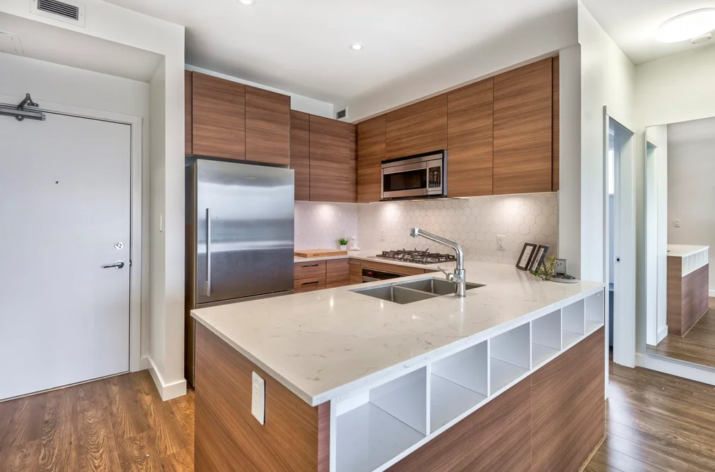 402 1061 MARINE DRIVE, North Vancouver BC V7P 1S6, North Vancouver BC — Residential for Sale - Photo 2