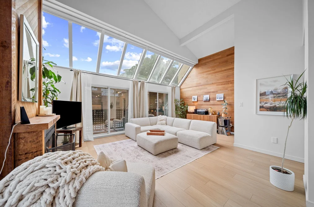 402 110 SEVENTH STREET, New Westminster BC V3M 5W5, New Westminster BC — Residential for Sale - Photo 2