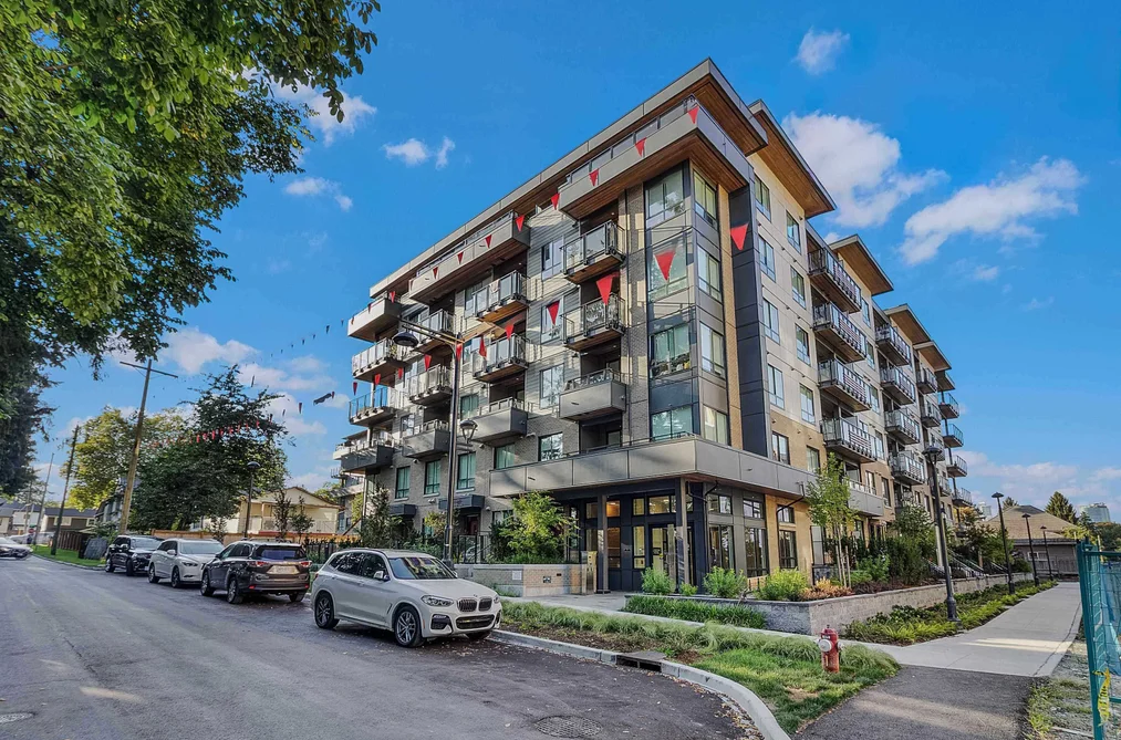 Condo for sale at 402 13439 94a Avenue Surrey British Columbia - MLS: R3081316